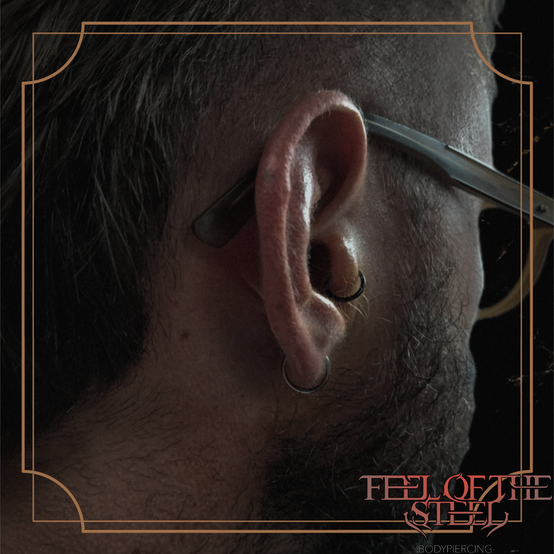 Piercing oreille avec anneaux noirs et argentés