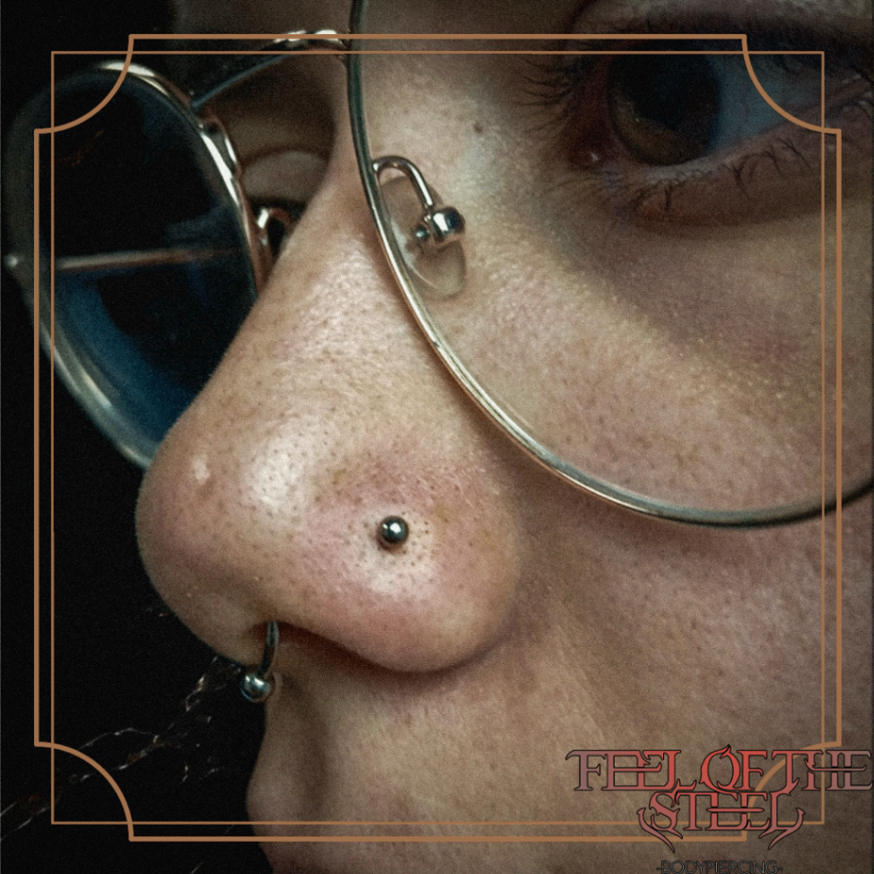Piercing nostril avec anneau et stud