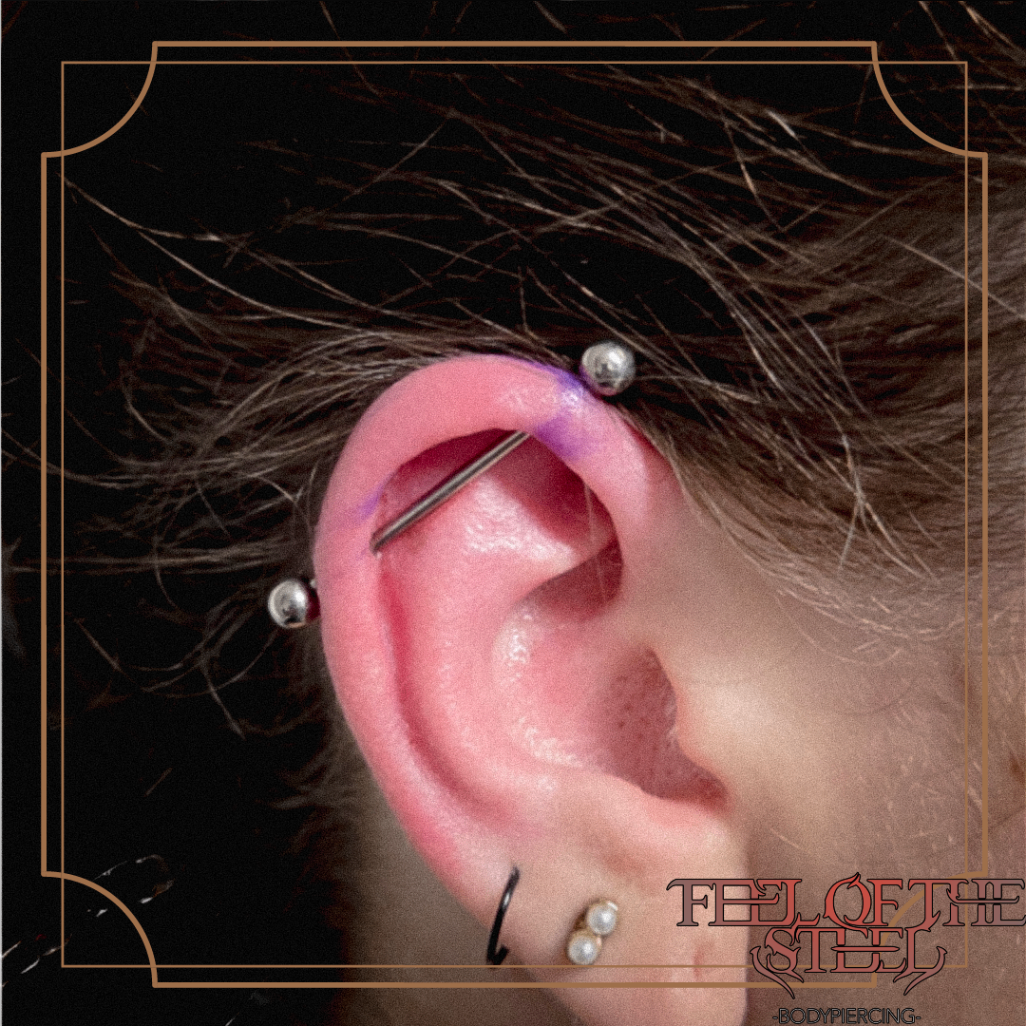 Piercing industriel sur oreille