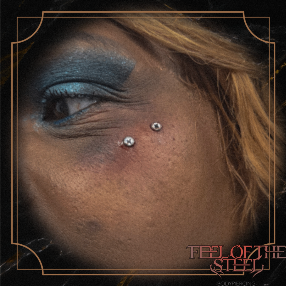 Double piercing visage sous l'oeil